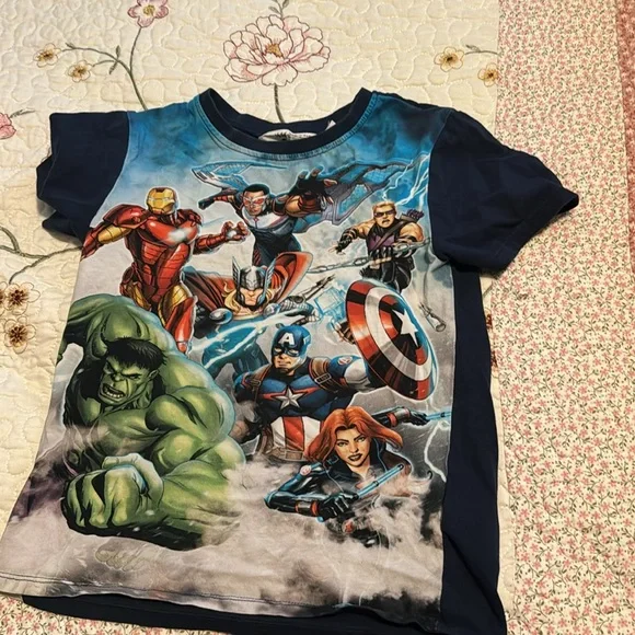 H&M superhero marvel T-shirt size 6/8 - Picture 3 of 3